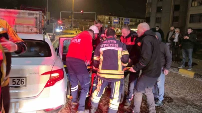 Otomobil tırın dorsesine saplandı:1 yaralı