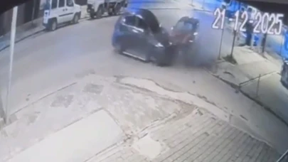 Park halindeki araca çarpan otomobildeki 4 kişi kazayı yara almadan atlattı