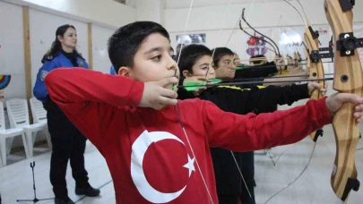 Polislerin desteğiyle okçu oldular