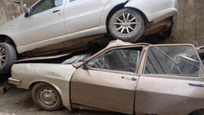 Rampada geriye kayan otomobil 8 metreden düşerek park halindeki aracın üzerine çıktı