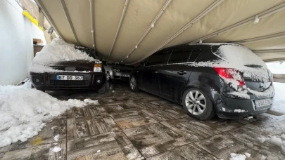Kar ağırlığı garajı çökertti: 3 araç zarar gördü