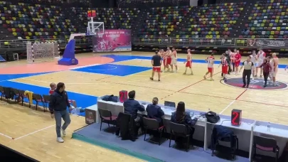 Basketbol maçında oyuncu, hakeme saldırdı