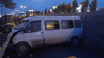 Servis minibüsü ile otomobil çarpıştı: 1 ölü, 10 yaralı