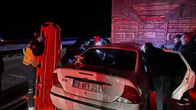 Tıra çarpan otomobil hurdaya döndü: 1 ölü