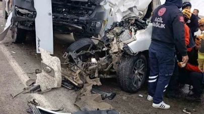 Kamyonet ile tır çarpıştı: 1 ölü, 2 yaralı