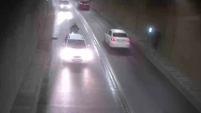 Tünelde bir anda duran otomobile motosiklet çarptı: Kaza anı kamerada
