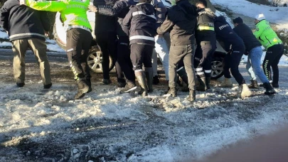 Buzlanma kazaya neden oldu: Otomobil yan yattı