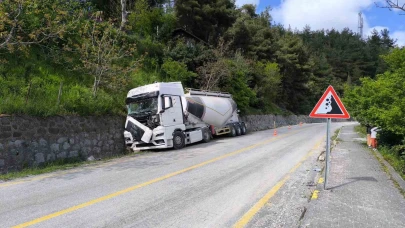 Freni patlayan beton mikseri istinat duvarına çarptı: 2 yaralı