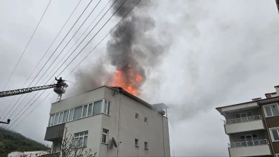 Yangın Korkusu: Çatı Alev Alev Yandı!