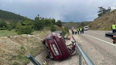Virajı alamayan otomobil şarampole devrildi: 3 yaralı