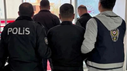 Cinayet suçundan aranan hükümlü, saklandığı gizli bölmede yakalandı