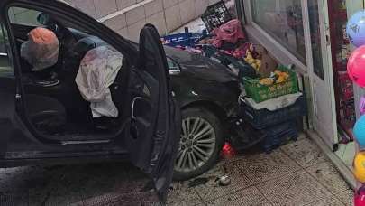 Faciadan dönüldü: Kazaya karışan otomobil markete daldı