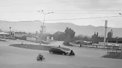 Kavşakta bekleyip yola çıkan sürücüye otomobil çarptı