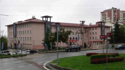 Veli okulda öğretmeni darp etti