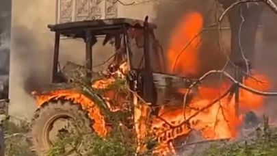 Ahşap ev ve traktör alevlere teslim oldu