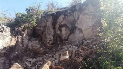 Amasya’da dağdan kopan dev kaya parçaları korkuttu