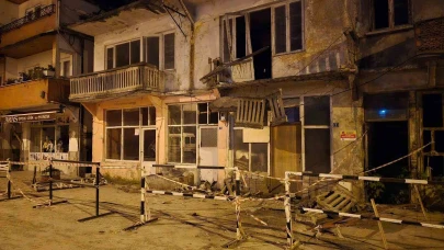 Balkon park halindeki aracın üzerine düştü