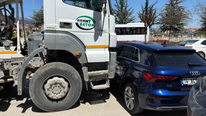 Beton mikseri ile otomobil çarpıştı: 1 yaralı