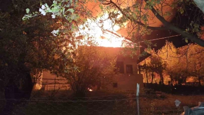 Yatsı namazına giden adamın evi alev alev yandı