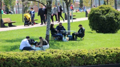 Çorum’da havanın ısınması ile vatandaşlar Millet Bahçesi’ne akın etti
