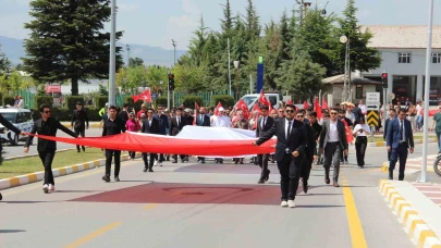 Çorum’da yüzlerce üniversite öğrencisinden şehitlere vefa yürüyüşü