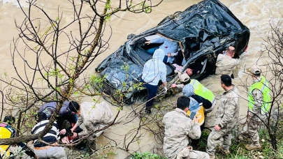 Otomobil dereye uçtu aynı aileden 1 çocuk öldü, 4 kişi yaralandı