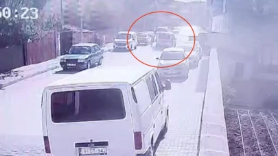 Hafif ticari aracın çarptığı çocuk yaralandı: O anlar kamerada