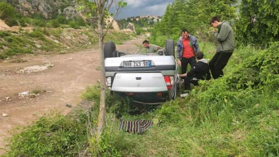 Kontrolden çıkan otomobil dere kenarına devrildi: 5 kişi yaralandı