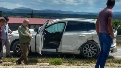 Ambulans ile cip çarpıştı: 4 yaralı