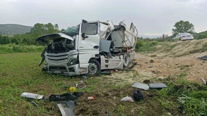 Devrilen hafriyat kamyonunun sürücüsü yaralandı