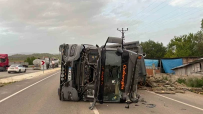 Odun yüklü tır devrildi, sürücü yaralandı