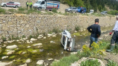 Yoldan çıkan otomobil dereye uçtu: 1 ölü, 1 yaralı