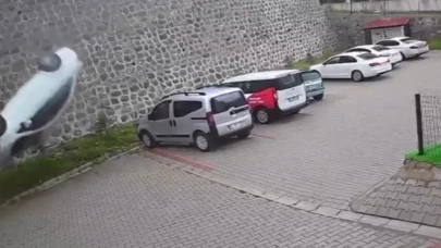 Otomobil site bahçesine uçtu: 1 ölü