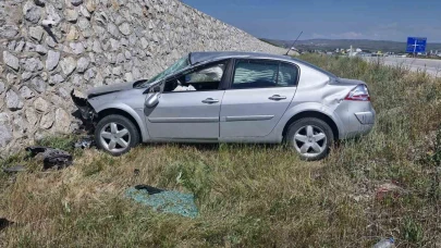 Otomobil istinat duvarına çarptı: 2 yaralı