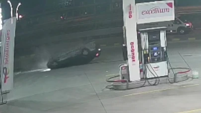 Otomobilin kaldırıma çarpıp ters döndüğü anlar kamerada