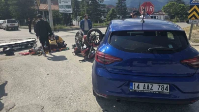 Otomobille çarpışan motosiklet sürücüsü yaralandı