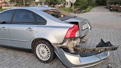 Park halindeki araca çarpan otomobilin sürücüsü yaralandı