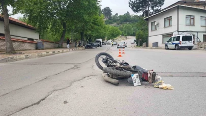 Otomobille motosiklet çarpıştı: 3 yaralı