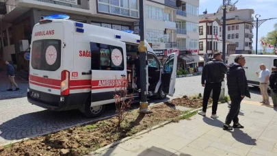 Motosiklet ile hafif ticari araç çarpıştı: 1 yaralı