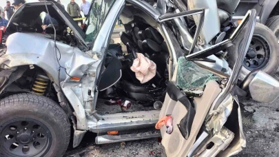 İki tır arasına sıkışan araç hurdaya döndü: 3 yaralı