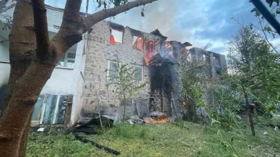 İki katlı ahşap evde çıkan yangın evi küle çevirdi