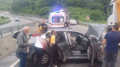 Virajı alamayan araç kaza yaptı: 2 yaralı