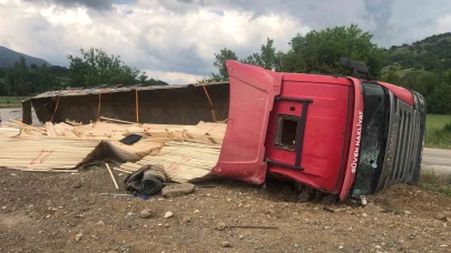 Amasya’da kereste yüklü tır devrildi: 2 yaralı