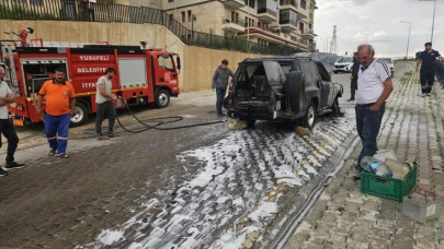 Seyir halindeki otomobil alev alev yandı