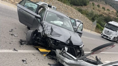 Bariyerlere çarpan otomobildeki 8 kişi yaralandı