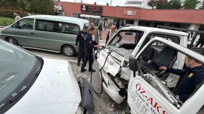 Kafa kafaya çarpışan kamyonet ile hafif ticari araçtaki 3 kişi yaralandı
