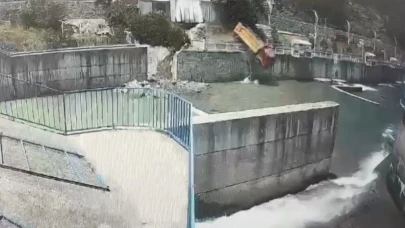 Kamyon dereye uçtu, kaza anı kamerada