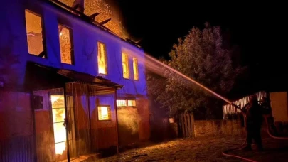 2 katlı ev alevlere teslim oldu