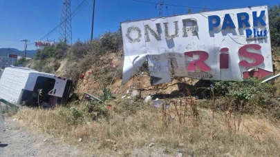 Reklam tabelasına çarpan minibüs su kanalına devrildi: 3 yaralı