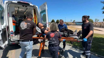 Parkta hareketsiz yatan genç hastaneye kaldırıldı
